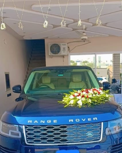 Range Rover luxury SUV for rent in Lahore Pakistan - 5 seater automatic